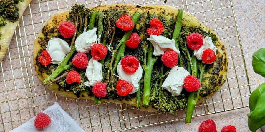 Pinsa mit Pesto, Bimi und Himbeeren