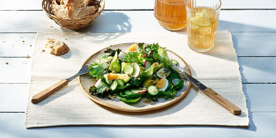 Bunter Blattsalat mit Ei und Radieschen