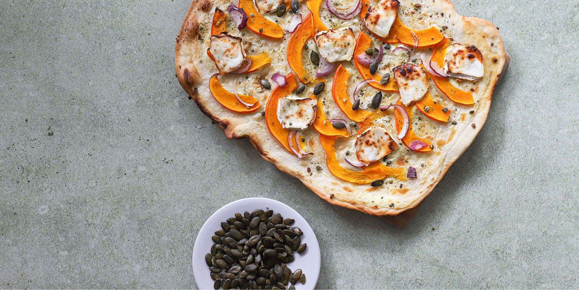 Flammkuchen mit Kürbis und Ziegenkäse