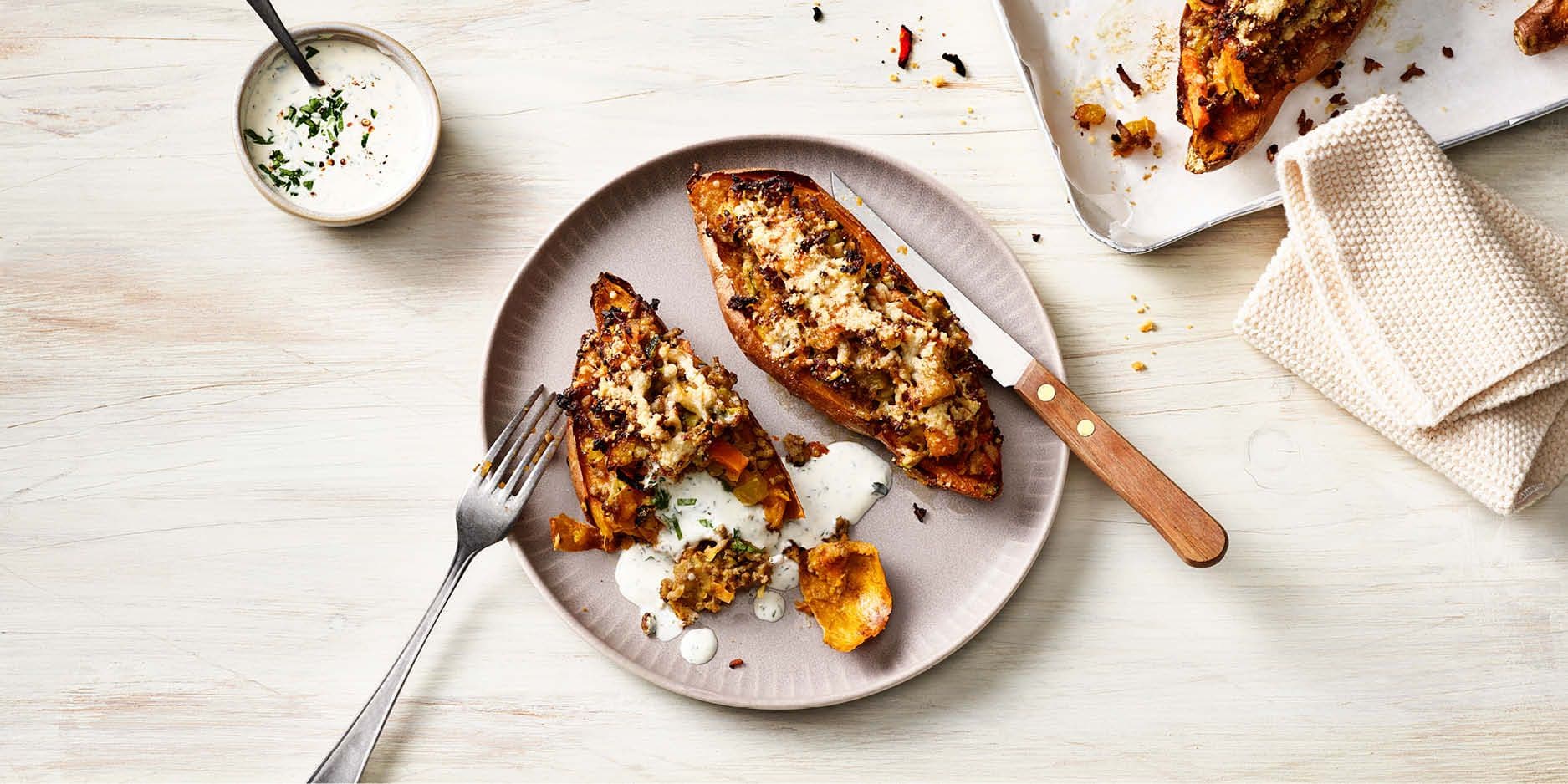 Gefüllte Süsskartoffeln mit Hackfleisch und Kräuterdip