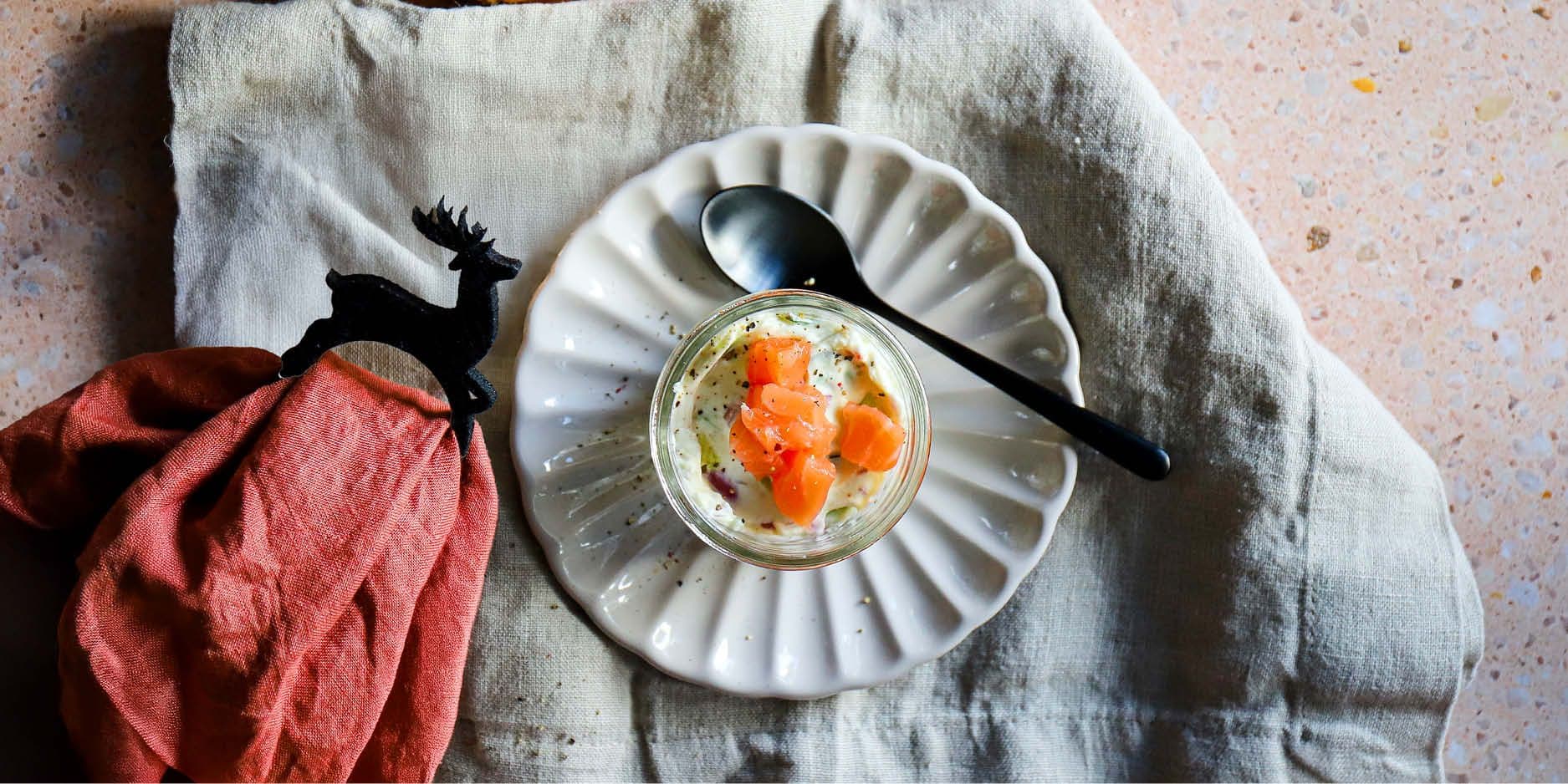 Lachstatar mit Avocado und Gurke