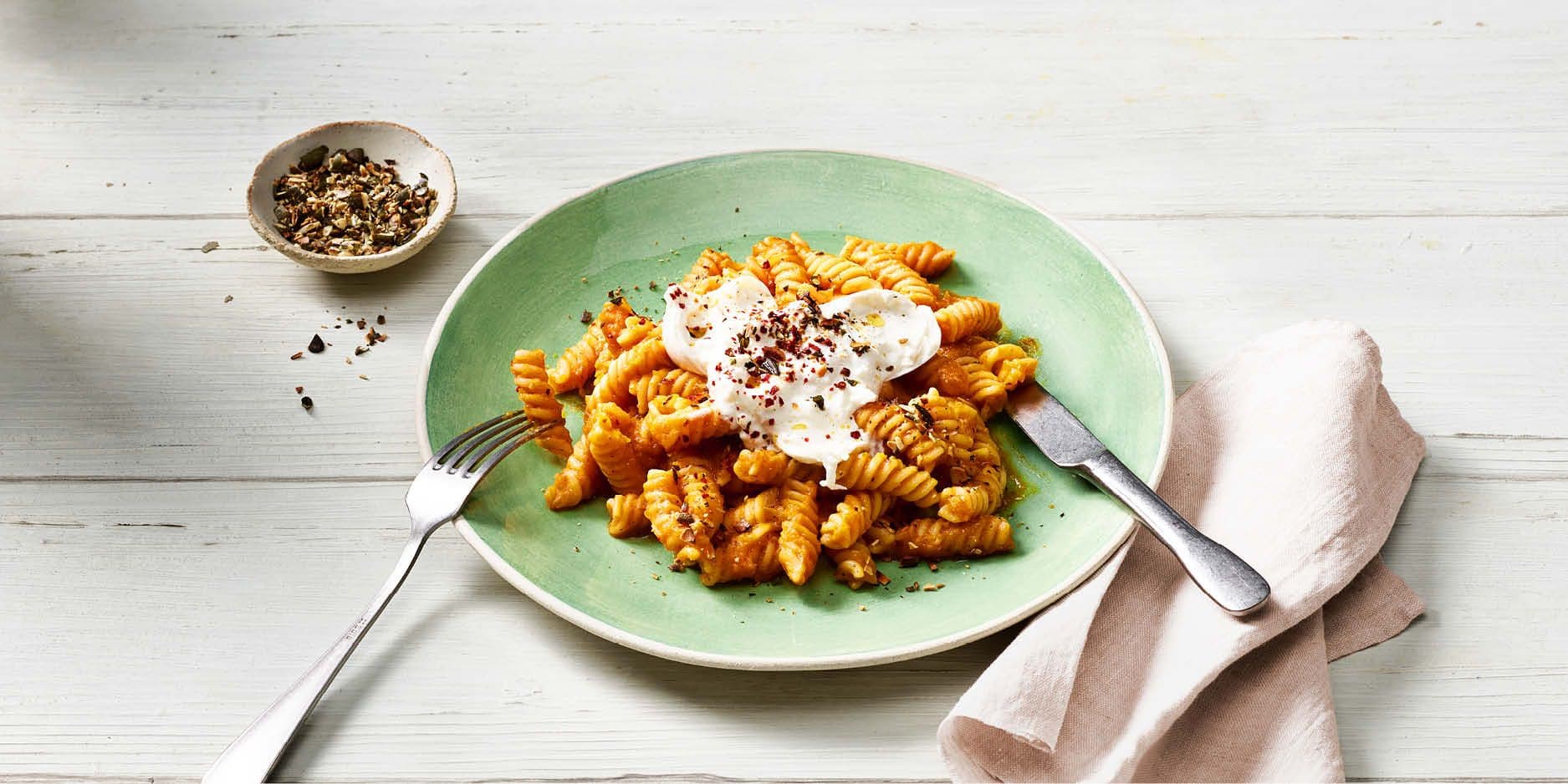 Pasta mit Kürbissauce und Burrata