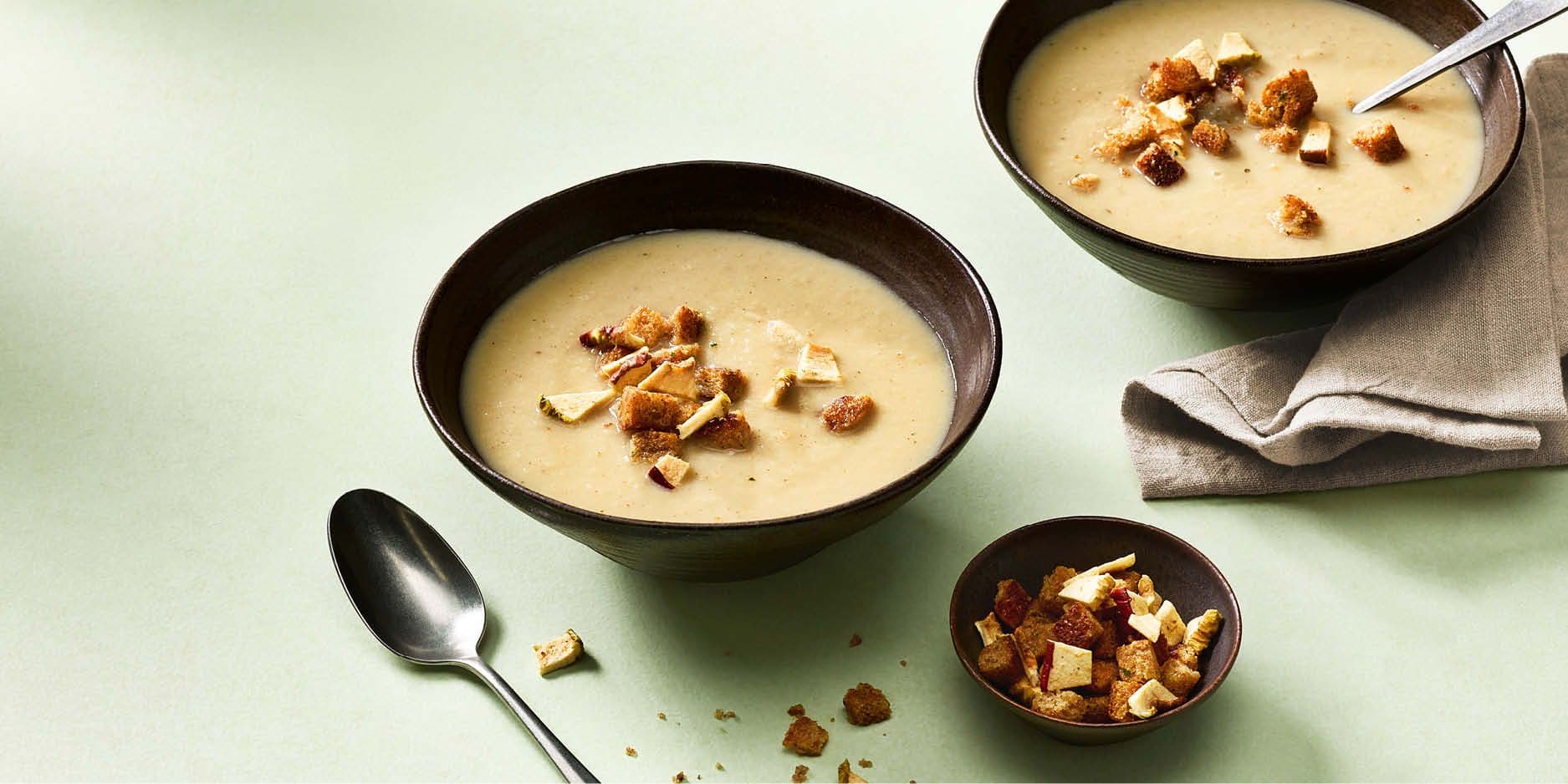 Selleriesuppe mit Apfel, Marroni und knusprigen Croûtons
