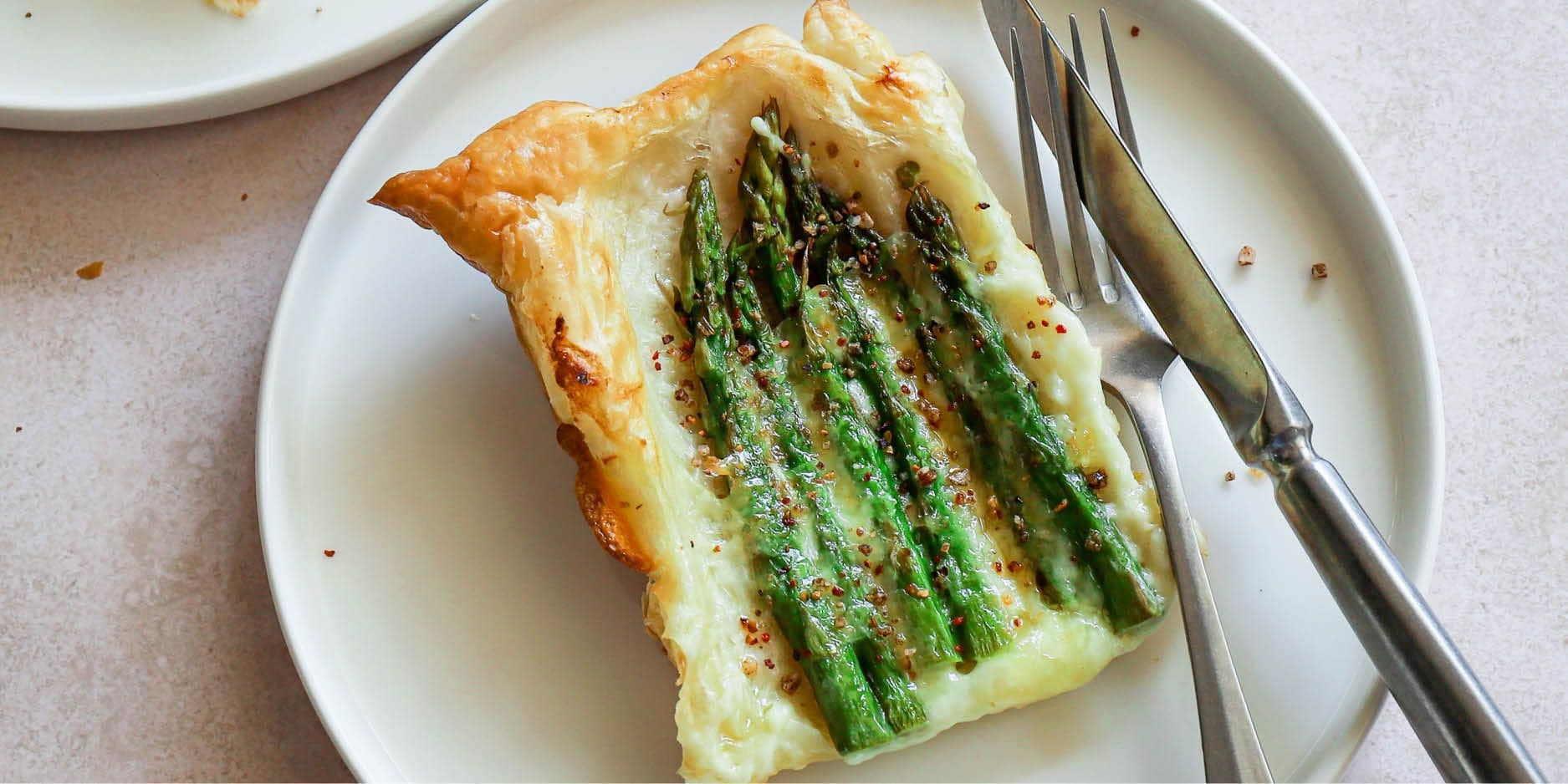 Upside-down-Blätterteigkissen mit Spargeln