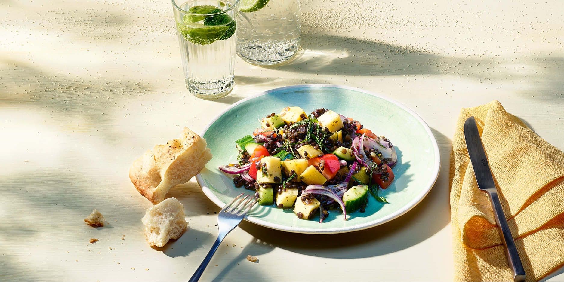 Salade de lentilles au concombre, aux poivrons et à la mangue