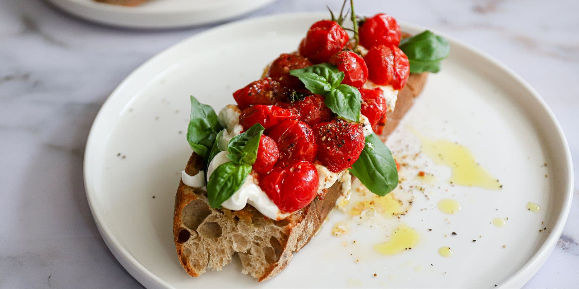 Bruschetta mit rotem Pesto, Burrata und Cherrytomaten