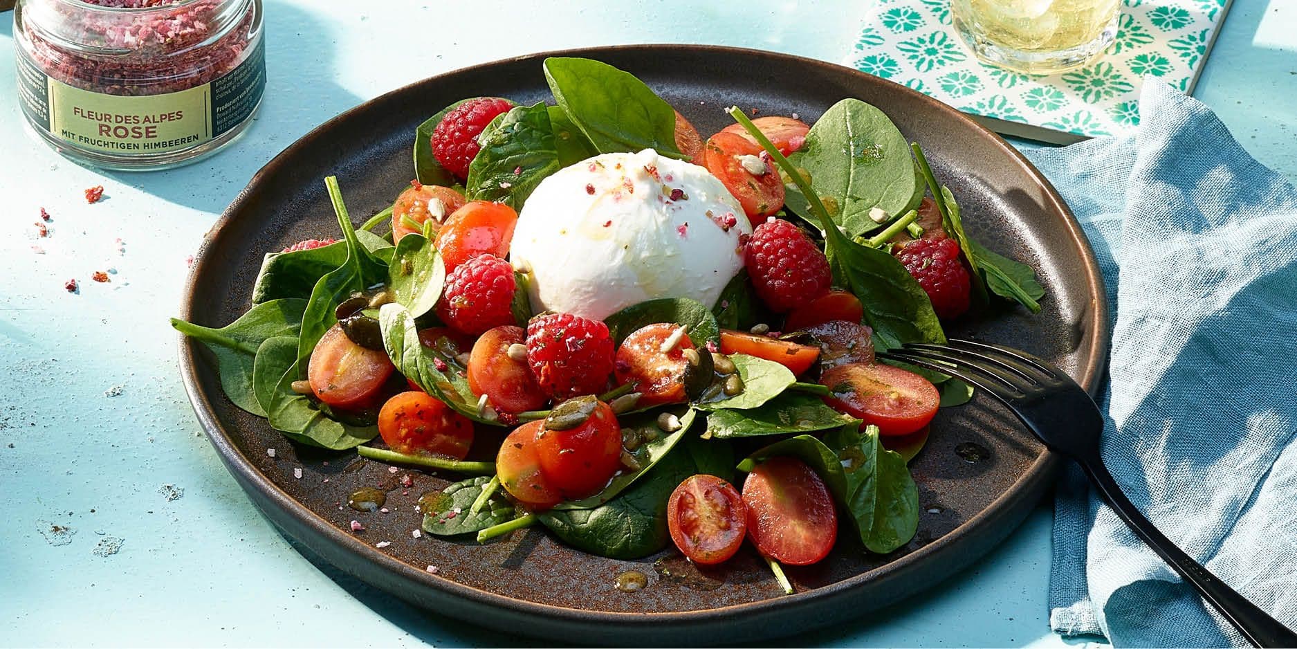 Spinatsalat mit Himbeeren und Burrata