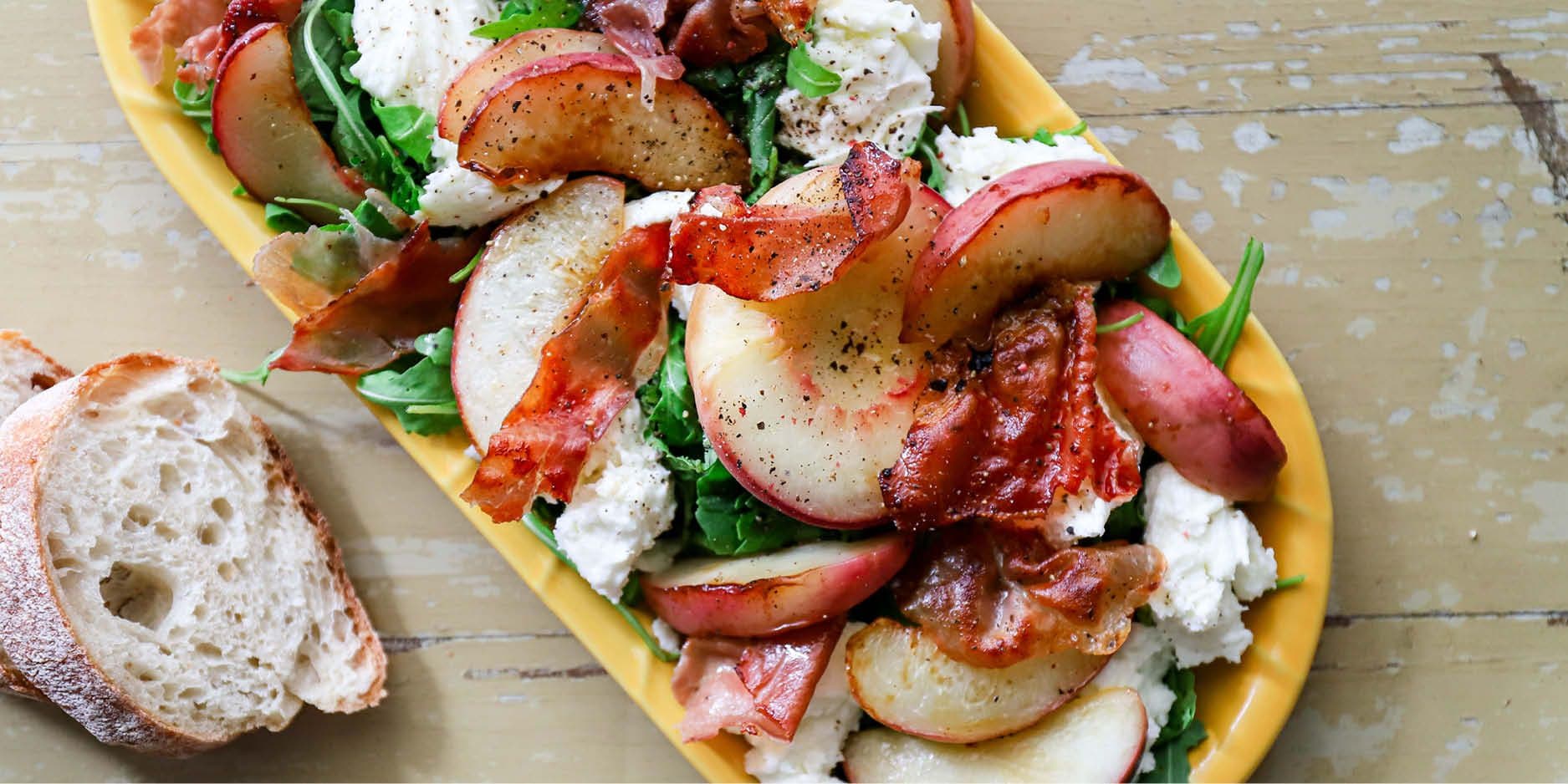 Insalata di pesche con mozzarella di bufala e prosciutto croccante