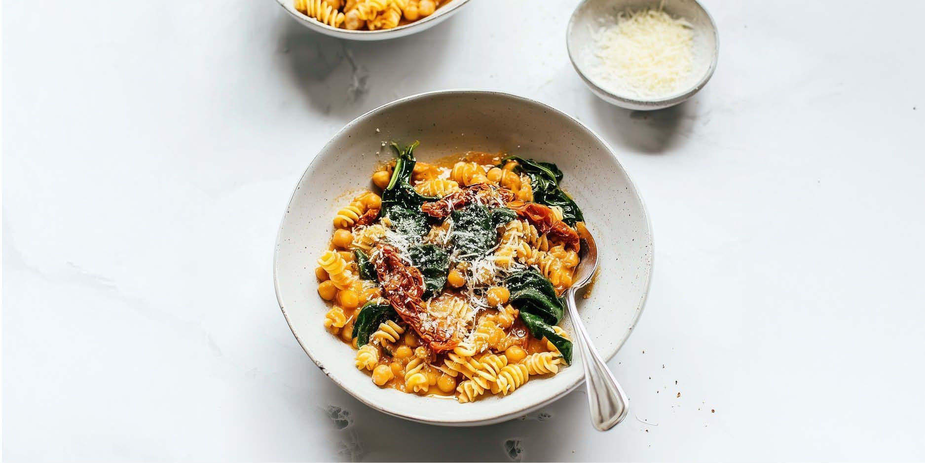 Tomates one pot avec fusilli, pois chiches et feuilles d'épinards