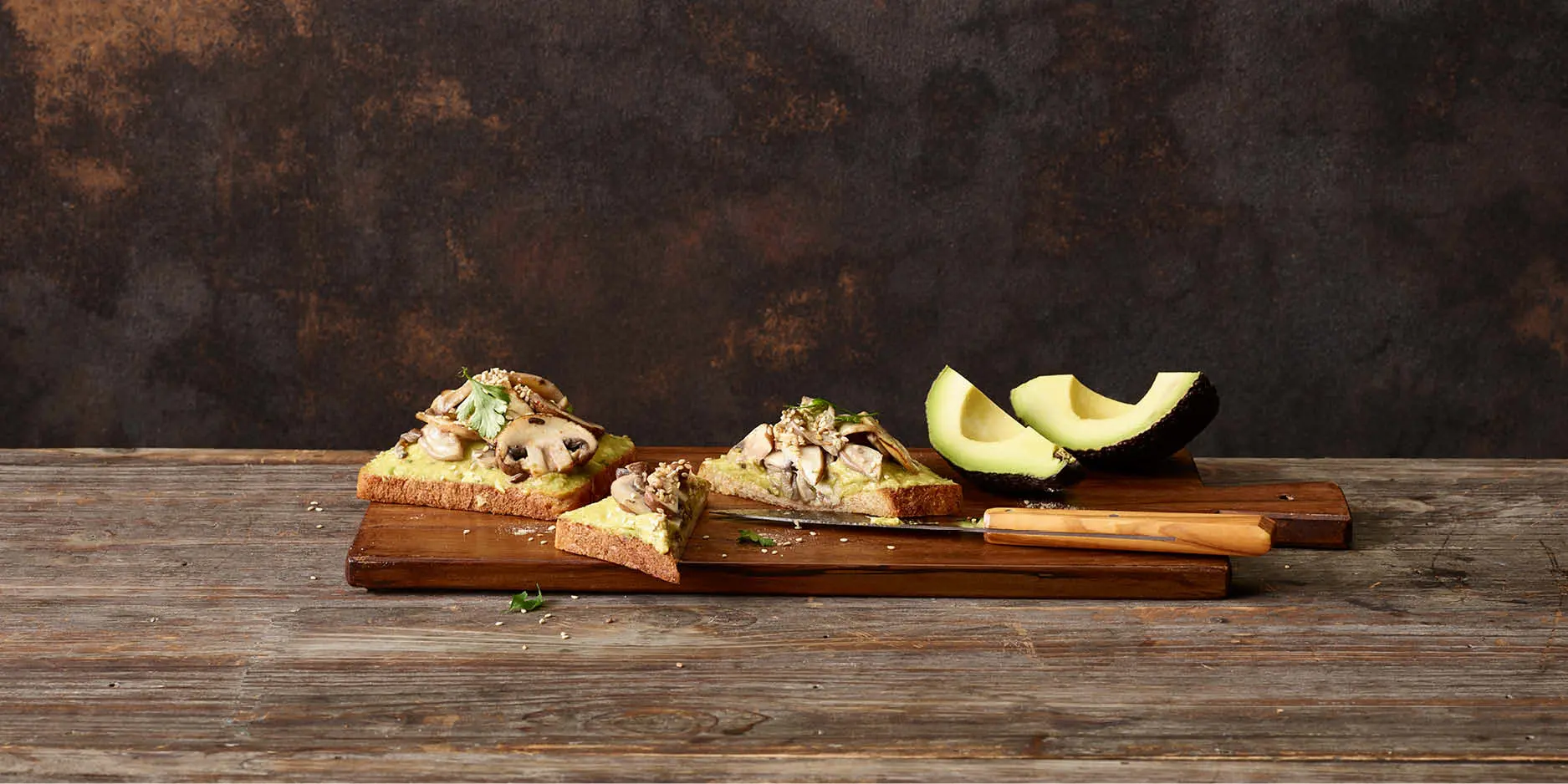 Avocado-Toast mit gebratenen Pilzen