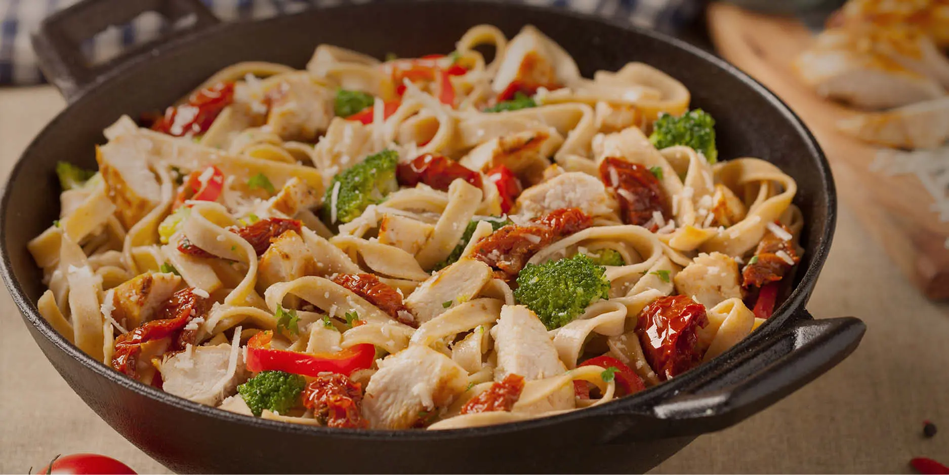 Pâtes épicées aux tomates séchées et au poulet