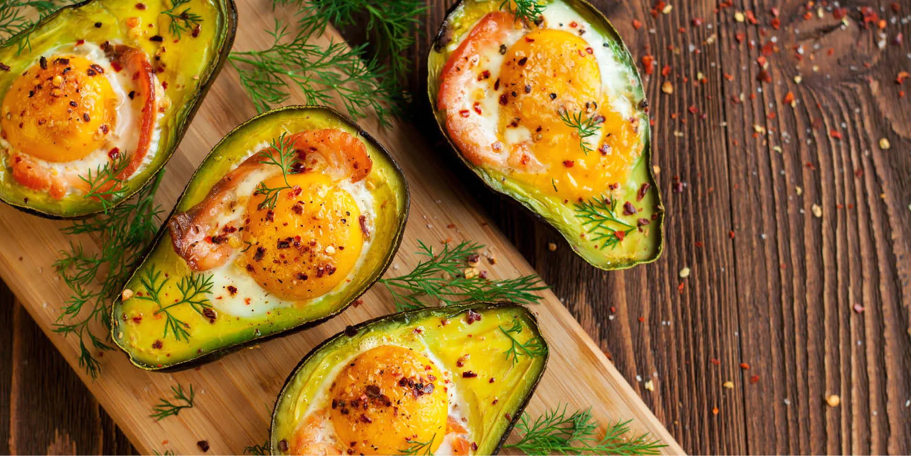 Œufs frits à l'avocat et au saumon