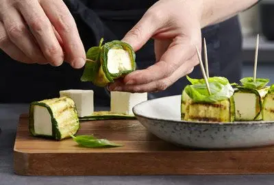 Involtini di feta e verdure grigliate