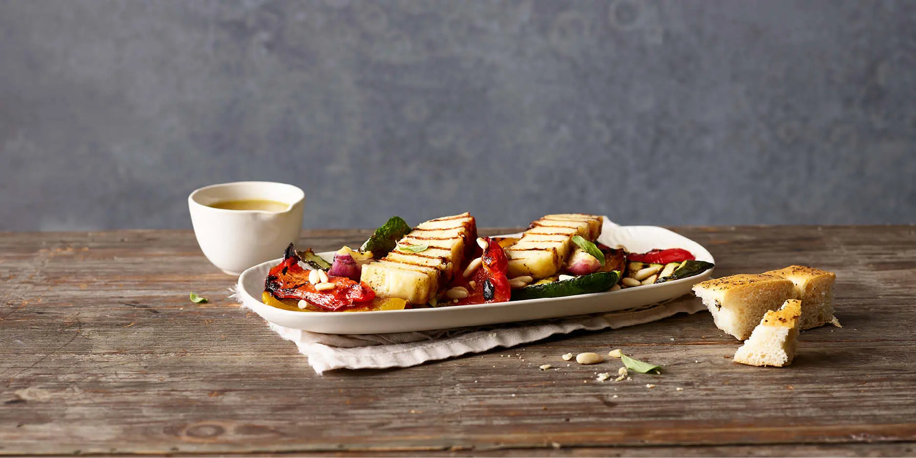 Grillierter Gemüsesalat mit Halloumi