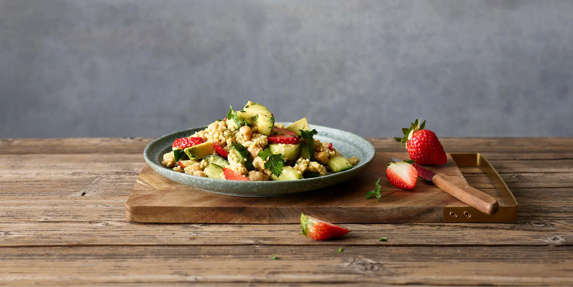 Salade de millet aux pois chiches et aux fraises