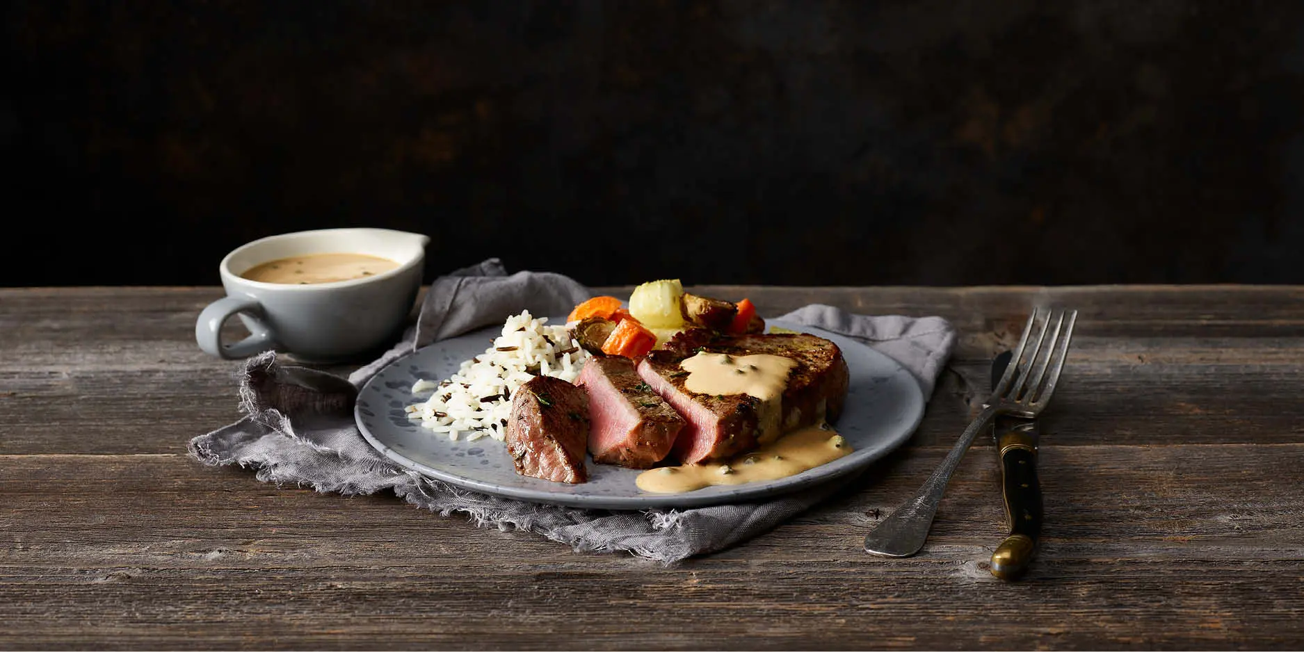 Bistecca di stinco di manzo con salsa al pepe verde, riso selvatico e verdure