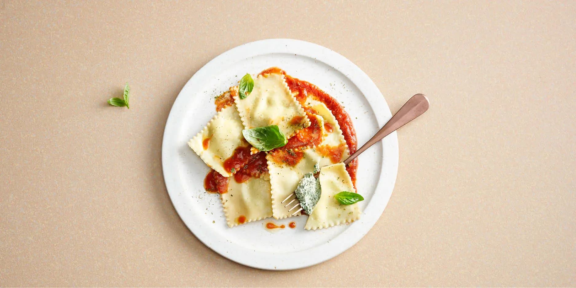 Teigtaschen mit Kräuterfrischkäse an Tomatensauce