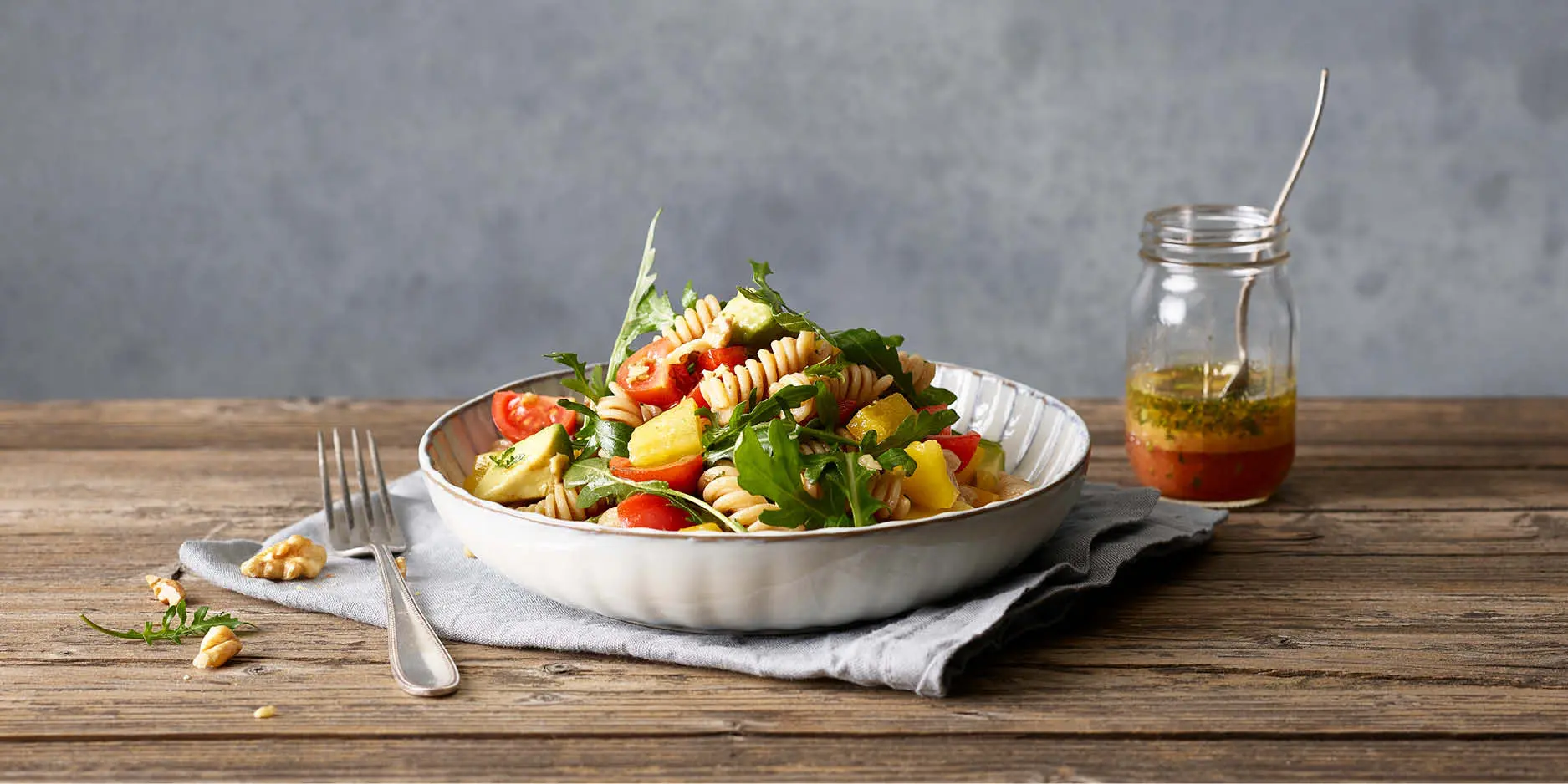 Insalata di pasta con pomodori ciliegini e avocado