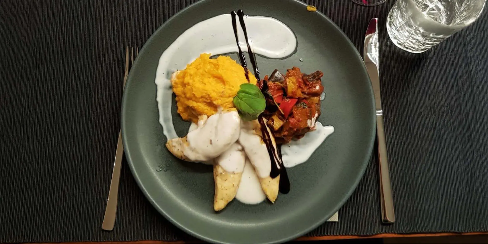 Pouletfilets mit Süsskartoffelstock & Ratatouille