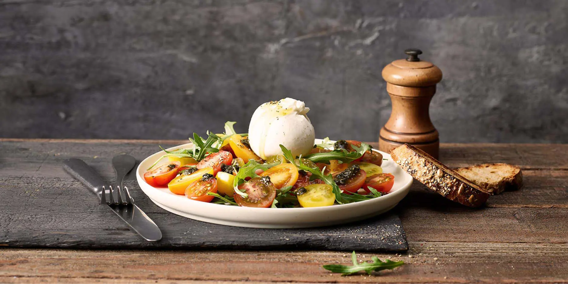 Caprese arcobaleno con pesto di basilico