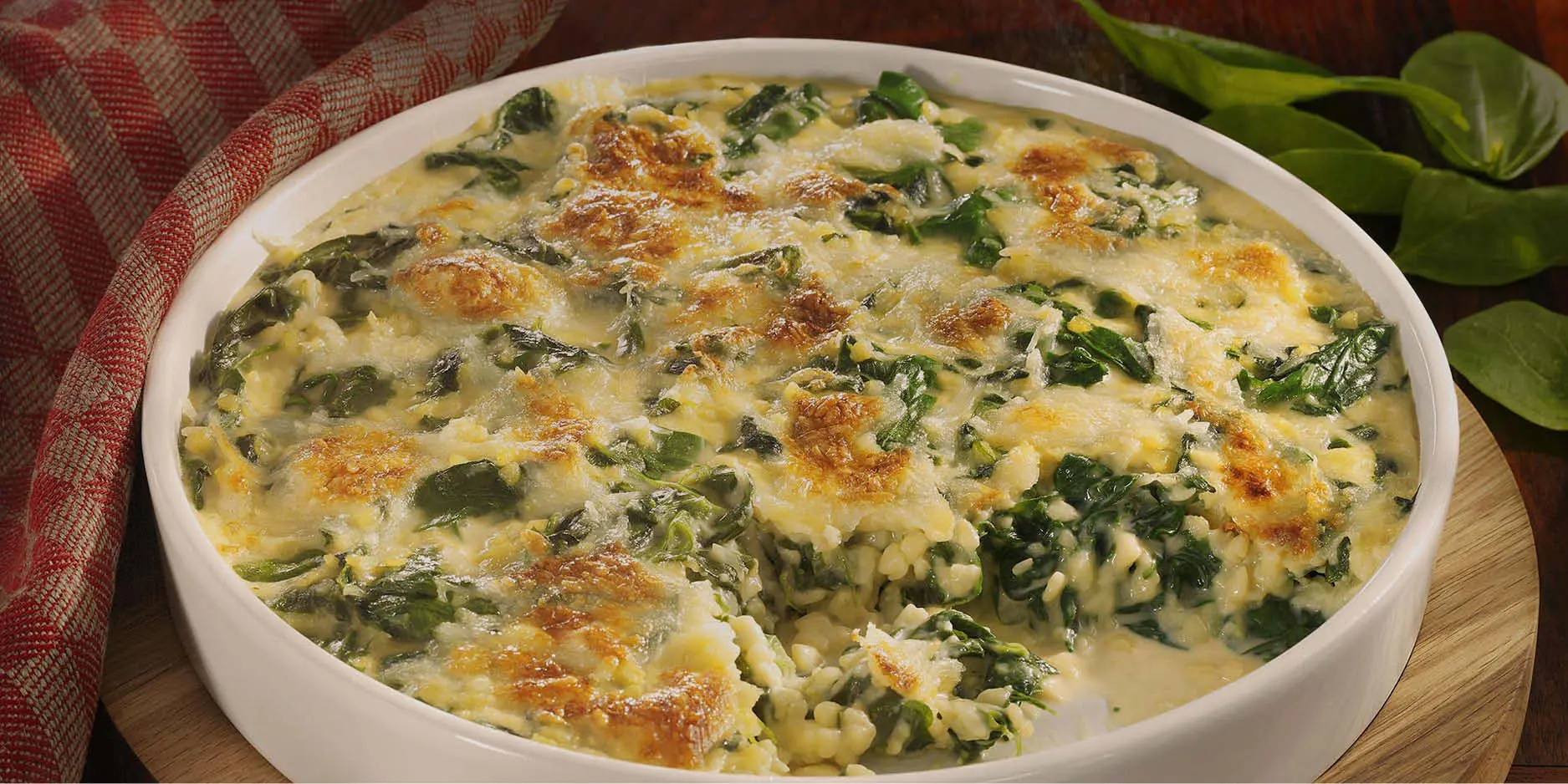 Gratin d'épinards et de fromage avec pignons de pin